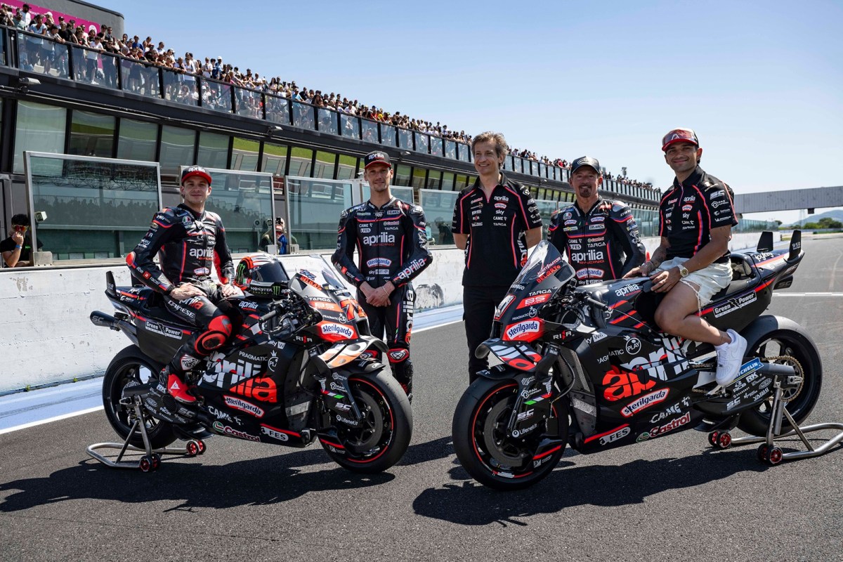 CEO da Aprilia cai em evento festivo e fratura dedo: “Para entender um piloto lesionado”