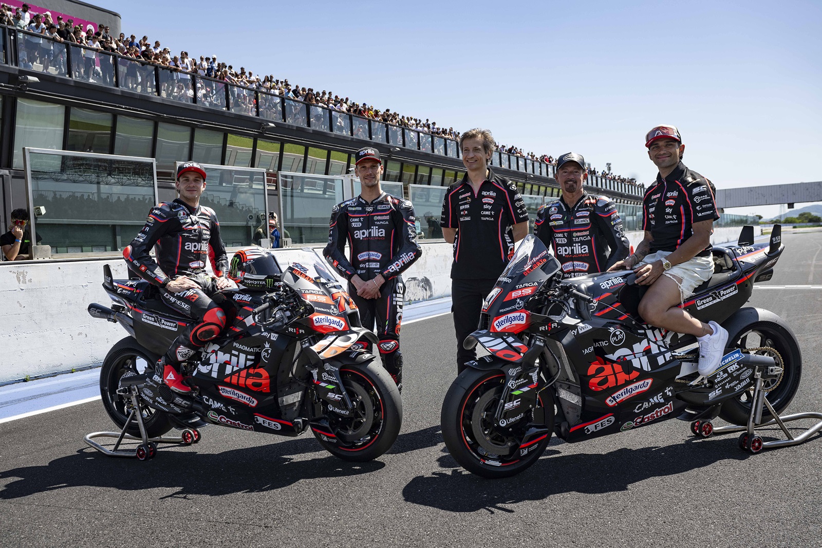 CEO da Aprilia cai em evento festivo e fratura dedo: “Para entender um piloto lesionado”