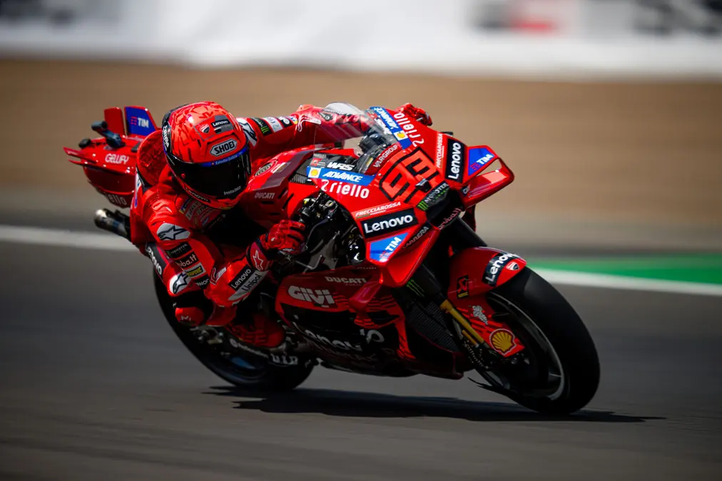 Marc Márquez vuelve a brillar y lidera la FP1 de MotoGP en Aragón; Bagnaia es décimo