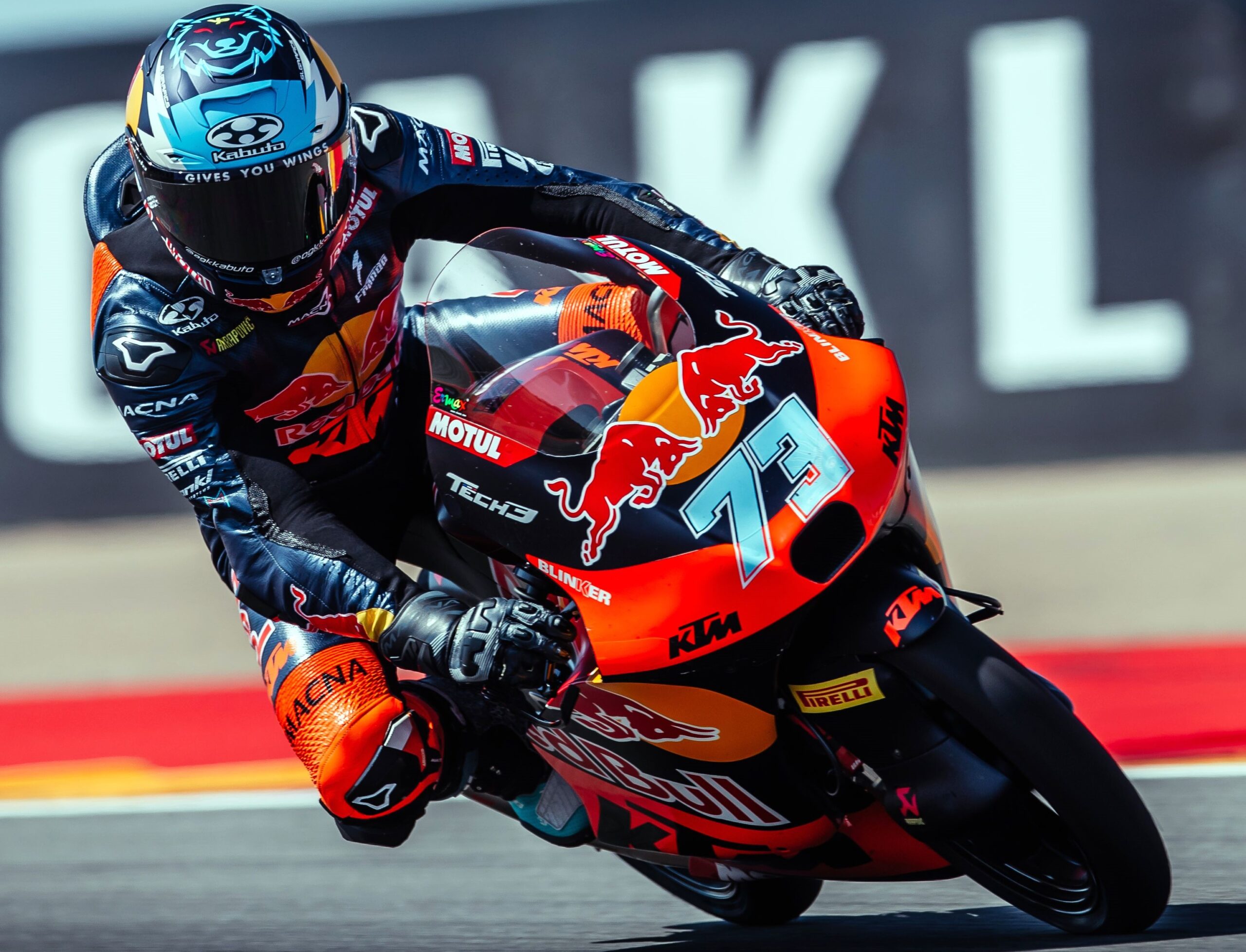 Muñoz bate en el final a Quiles y gana por primera vez en Moto3 en Aragón; Perrone, 13°