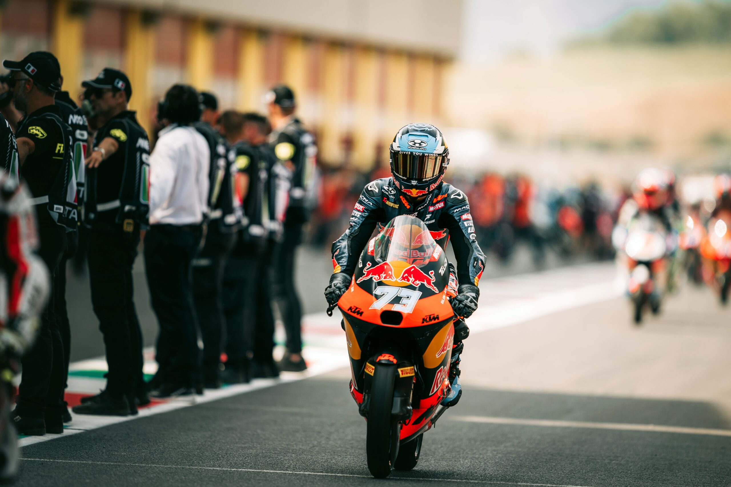 Quiles bate a Carpe por 0.006s y gana por primera vez en Moto3; Perrone termina 8°