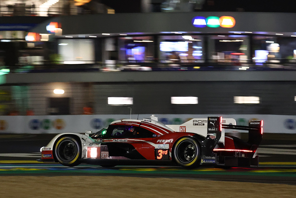 Porsche se mete en la pelea en Le Mans con estrategia invertida. Varrone 15° y López 2°