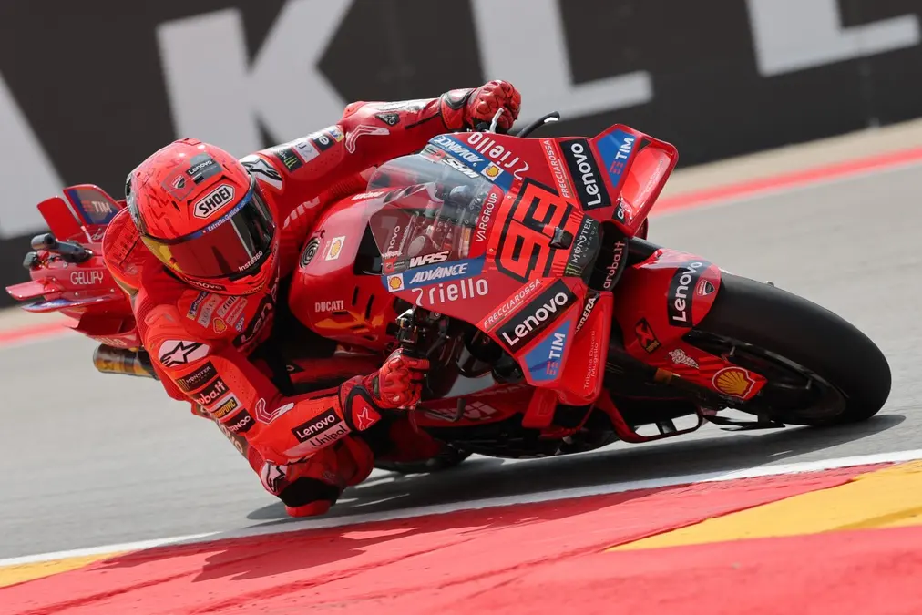 Marc Márquez bate el récord de la pista y se asegura la pole en Aragón; Bagnaia, 4°