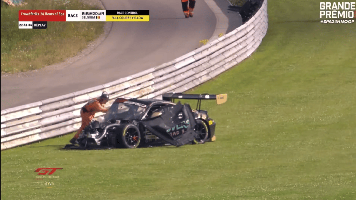 Heinrich entra na traseira de McLaren lenta e transforma carro em ferro retorcido nas 24 Horas de Spa
