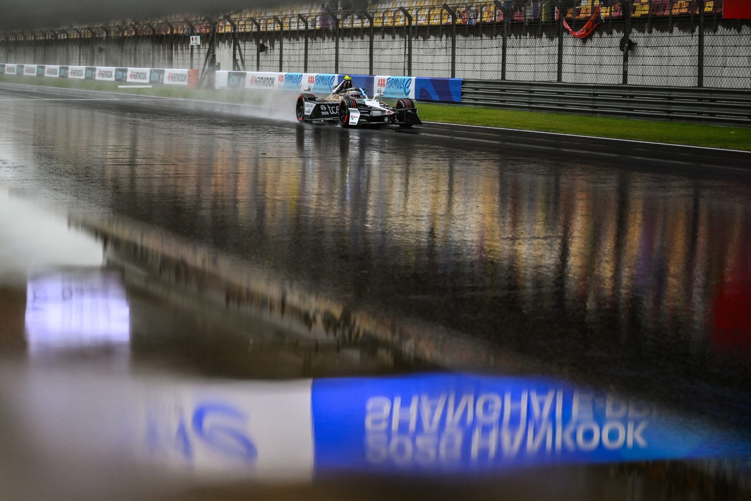 Cassidy controla a sus rivales bajo la lluvia y gana lineal eP de Shaghái 2 de la Fórmula E