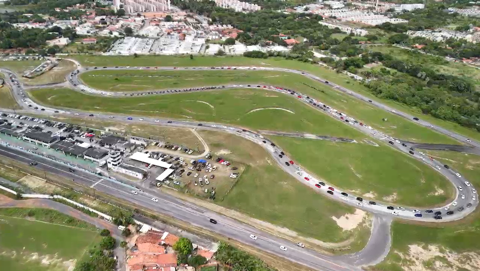 Pilotos e fãs promovem volta olímpica em protesto contra fim do autódromo de Eusébio