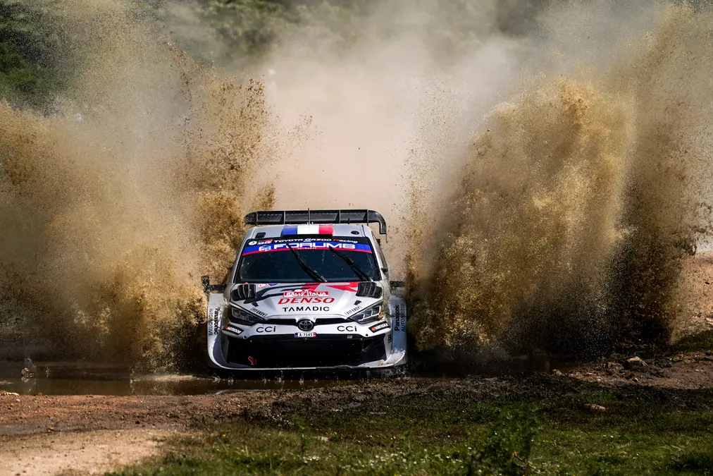 Ogier lidera la primera jornada del Rally de Cerdeña tras el abandono de Neuville