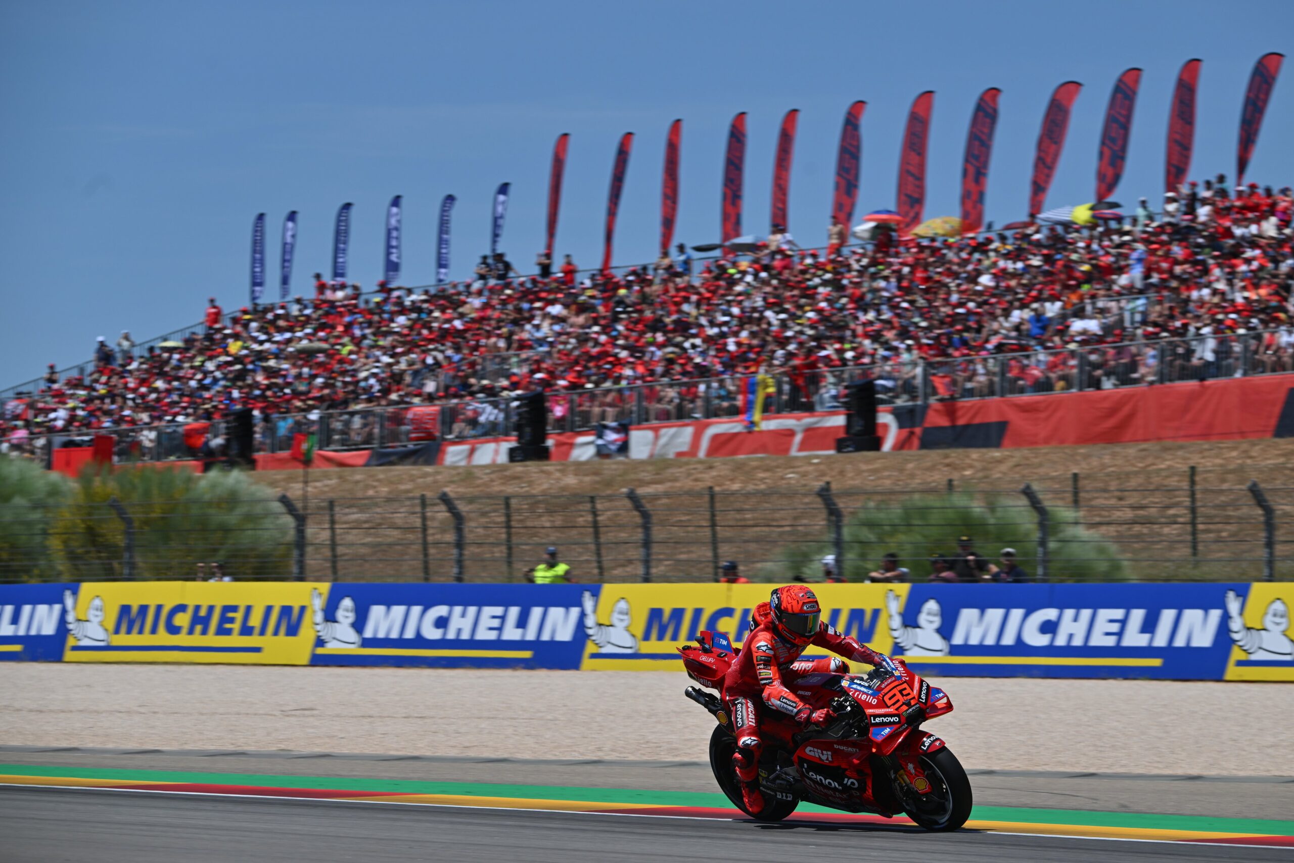 Marc Márquez se repone de una mala largada y vence en carrera sprint de Aragón