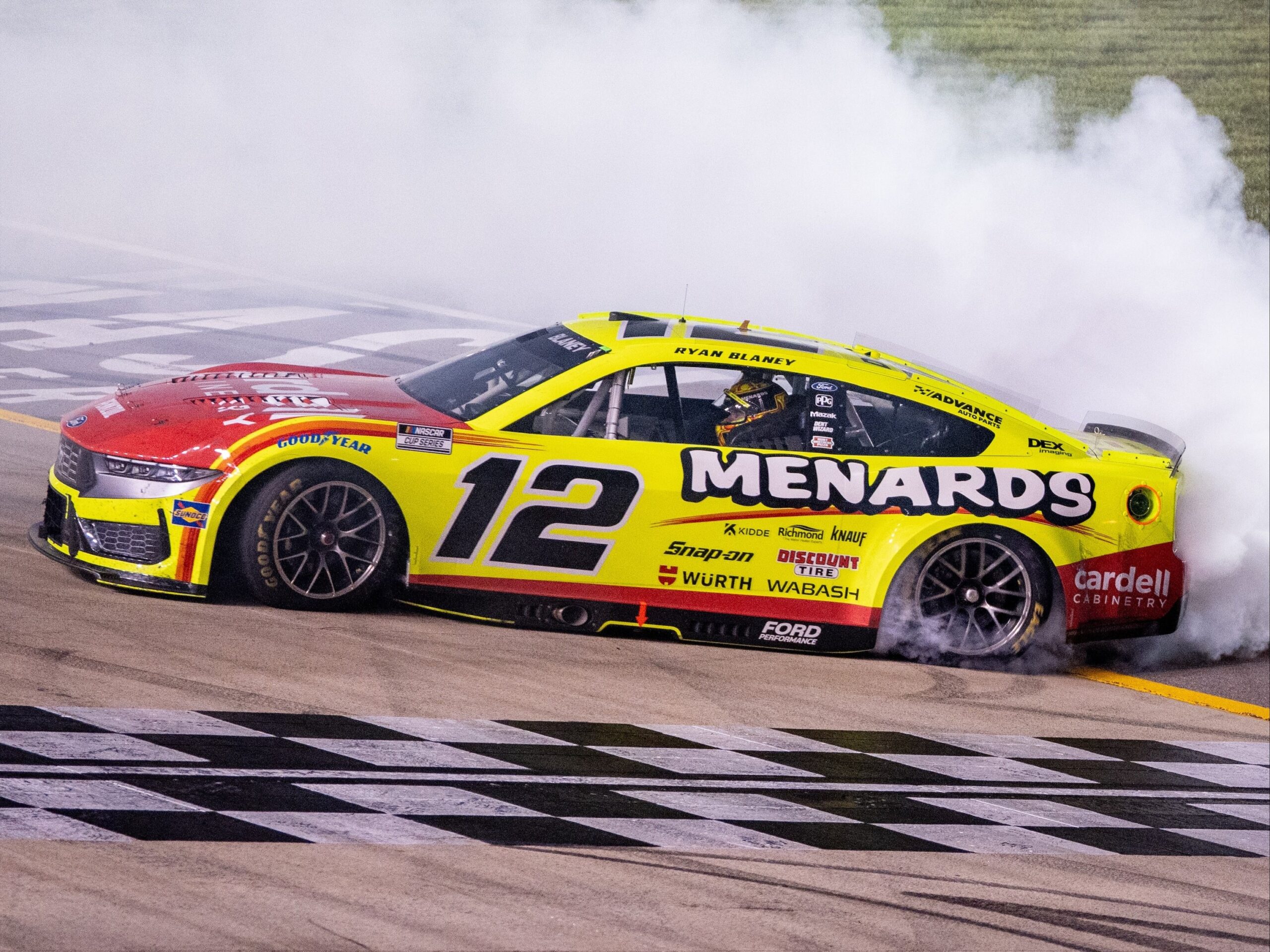 Blaney supera la batalla con Hocevar en Nashville y gana por 1ª vez en NASCAR 2025