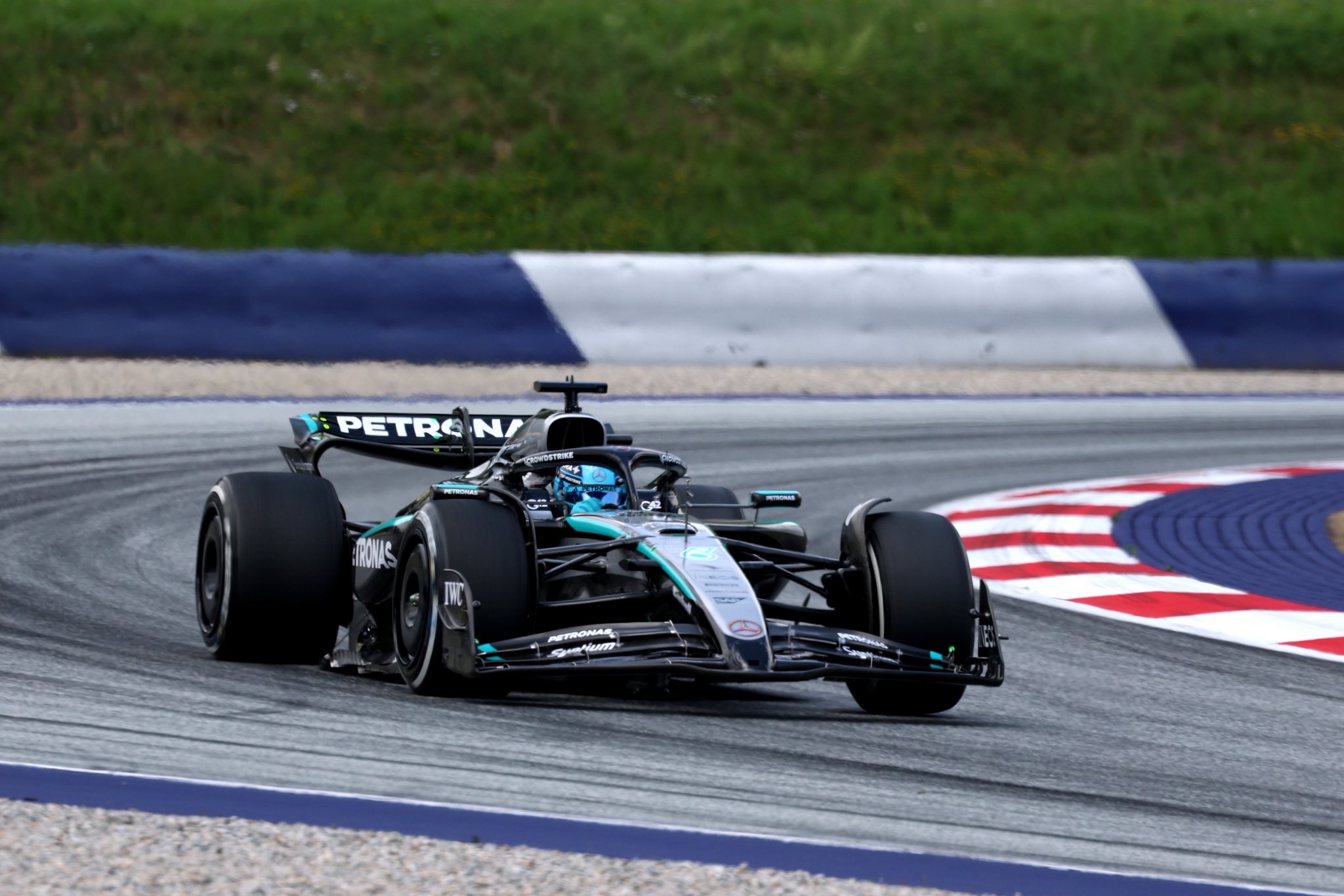 Russell admite sorpresa con Ferrari y fija objetivo en Austria: «Terminar donde empiezo»