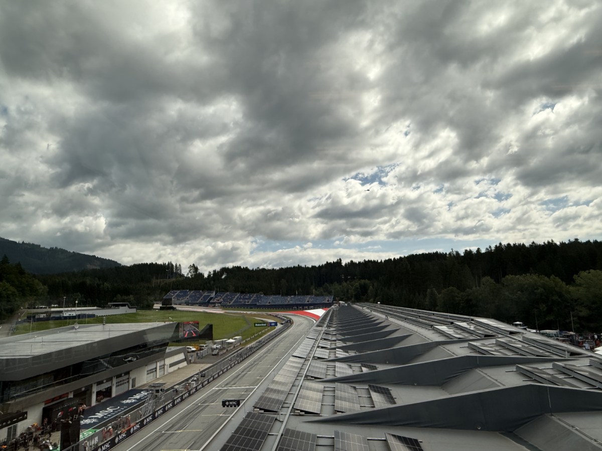 F1 disputa treinos livres em sexta-feira de céu encoberto e temperaturas altas na Áustria
