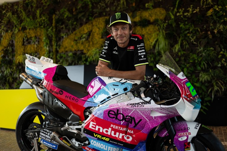 Layout celebra amizade entre Valentino Rossi, Cesare Cremonini e Alessio Salucci (Foto: VR46)