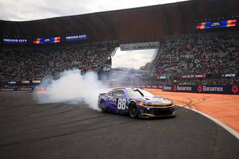 Van Gisbergen brilha com vitória mais dominante da Nascar desde 2009 no México
