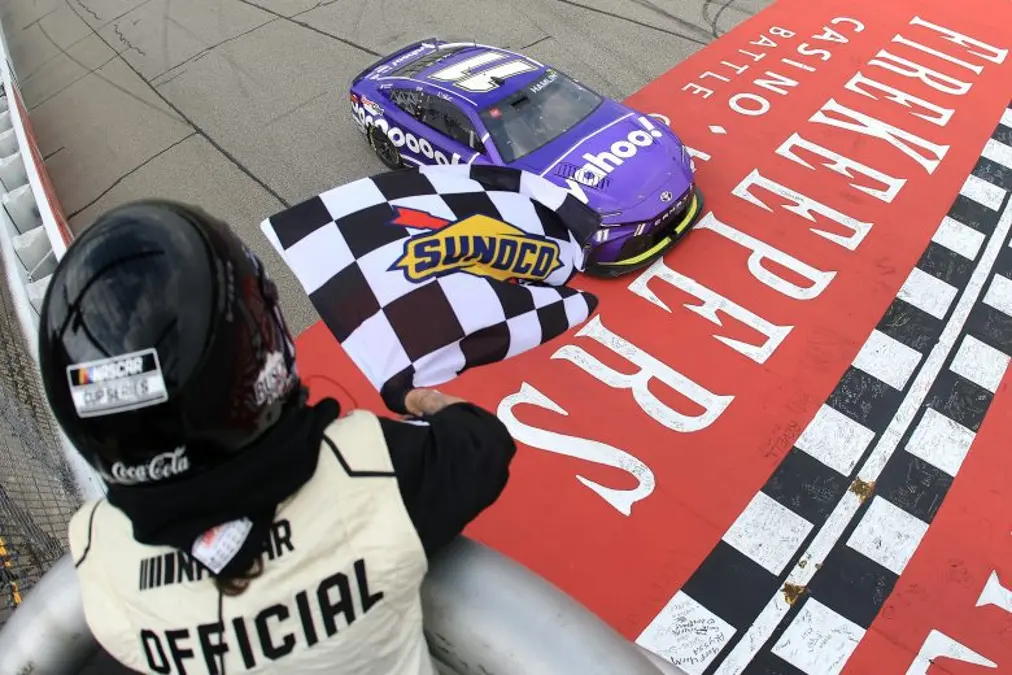 Hamlin evita quedarse sin combustible y gana la carrera de Nascar en Michigan