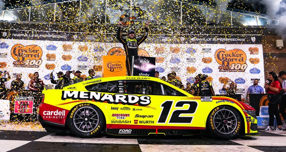 Blaney vence 1ª de 2025 em Nashville. Confira briga pelos playoffs da Nascar