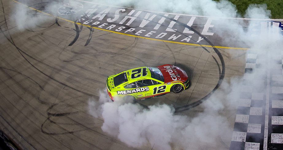 Blaney supera batalha com Hocevar na etapa de Nashville e vence 1ª na Nascar 2025