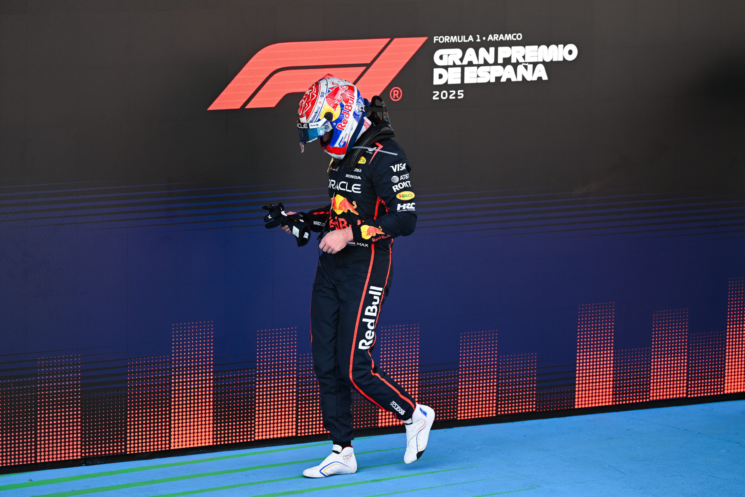 Verstappen asume error en duelo con Russell en España: “No debería haber ocurrido”