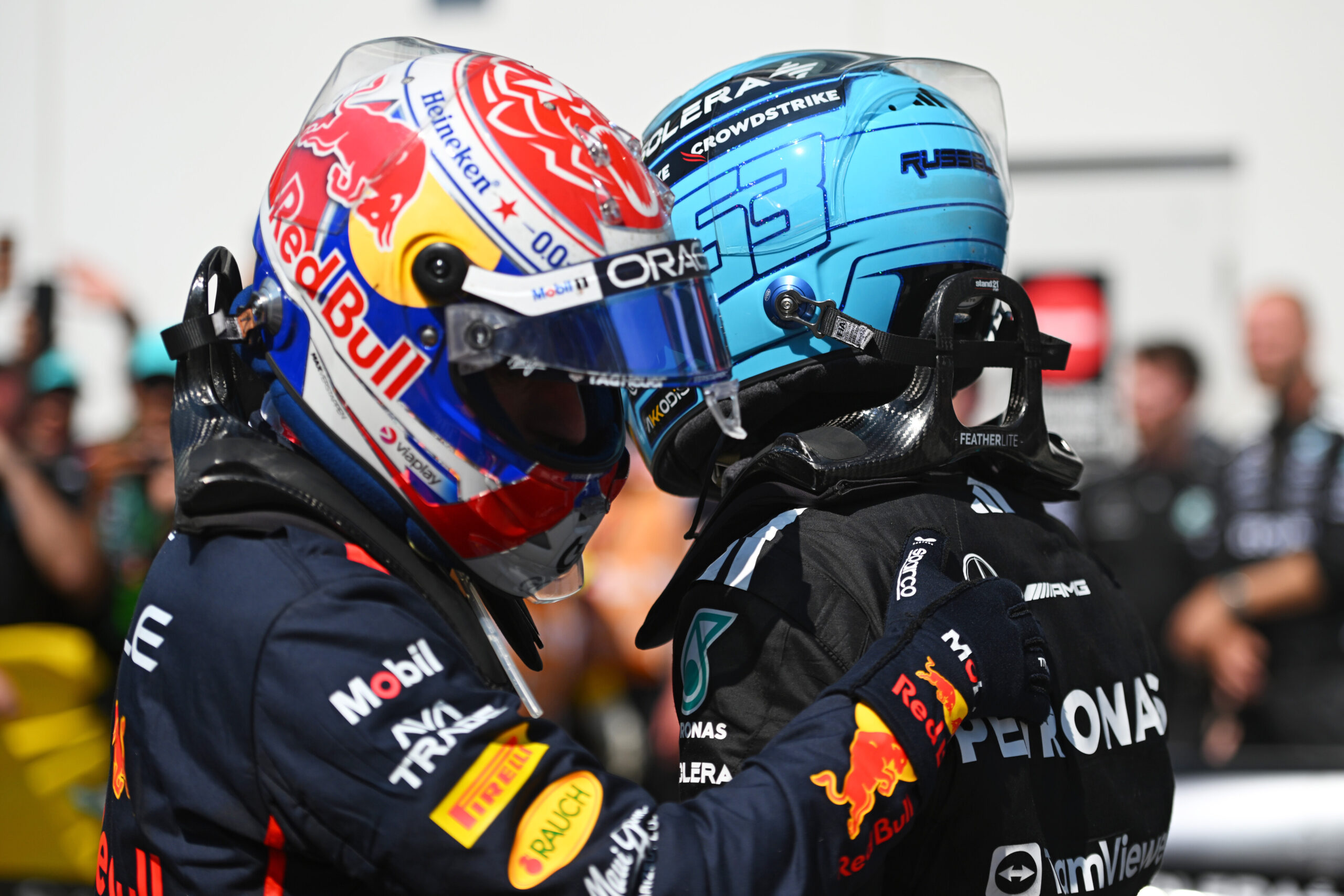 Mercedes confirma declaración de Russell e inicia negociaciones con Verstappen para 2026
