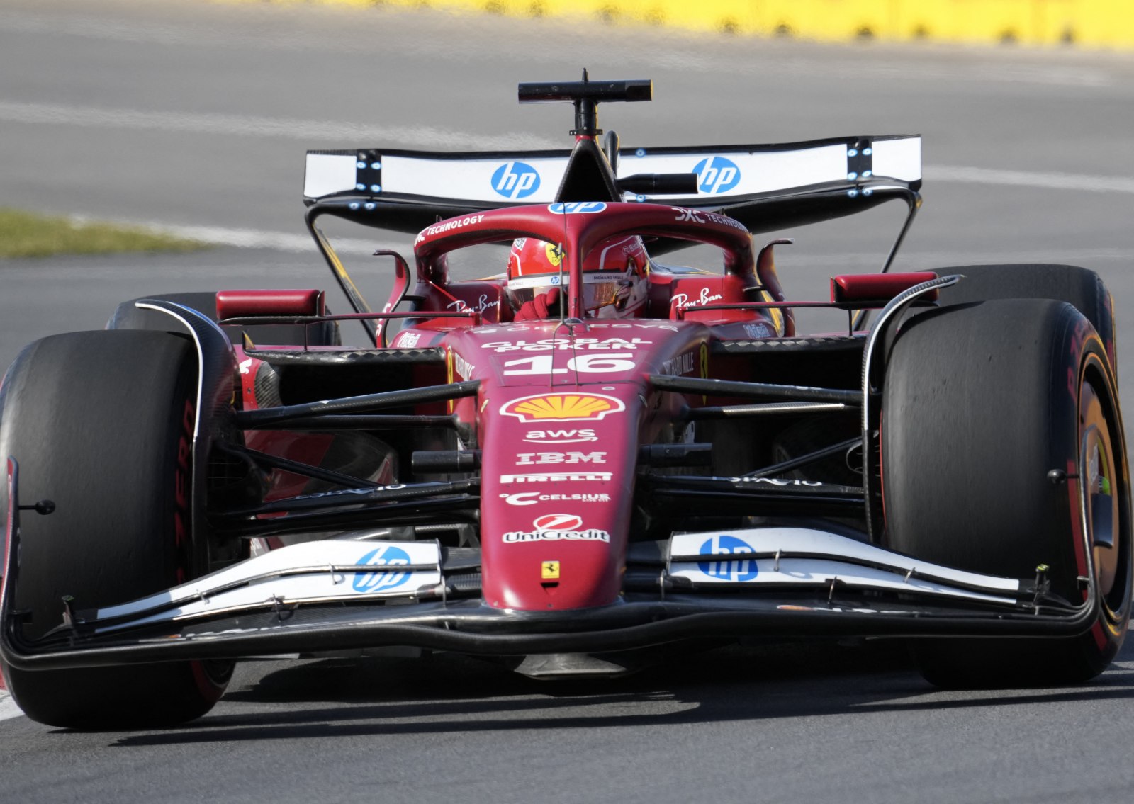 Ferrari justifica estrategia con Leclerc: «Sería optimista dar 50 vueltas con neumático duro»
