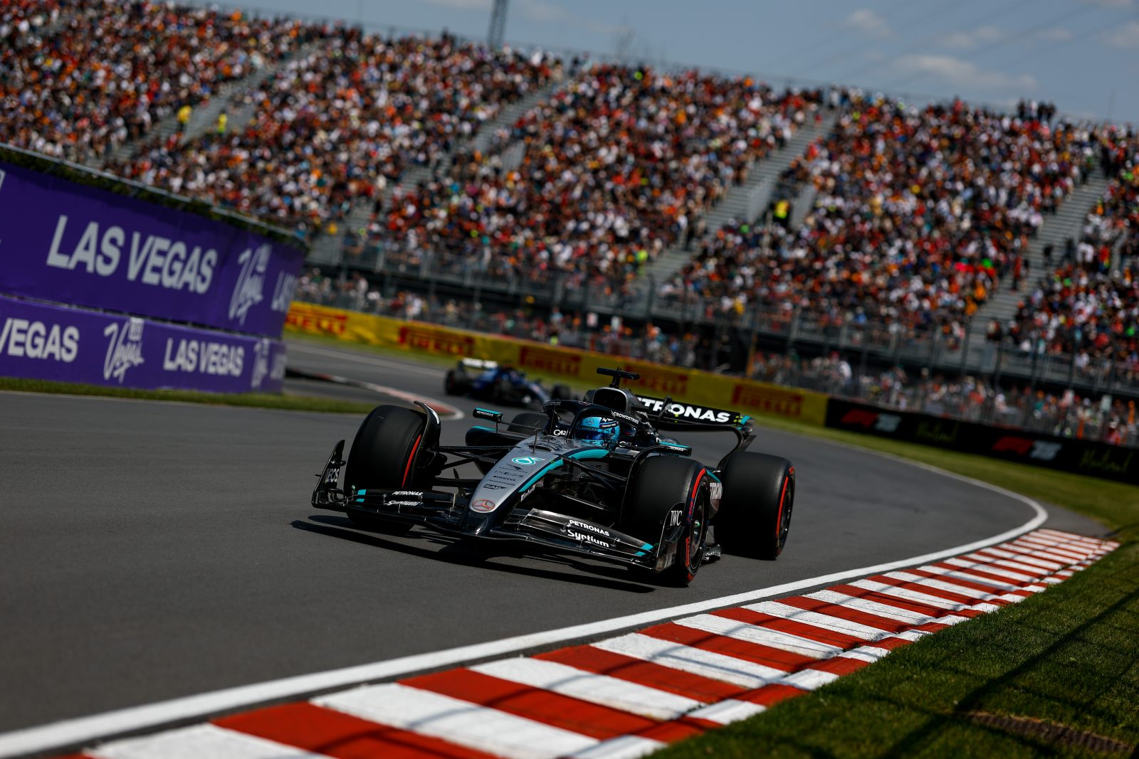 Russell calça pneus médios e põe Mercedes na pole do GP do Canadá. Bortoleto é 16º