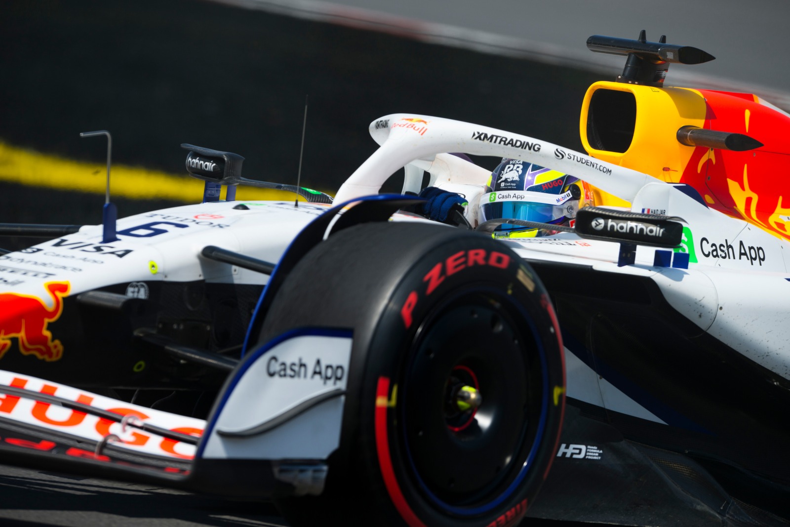 Hadjar perde 3 posições no grid do GP do Canadá por bloquear Sainz na classificação