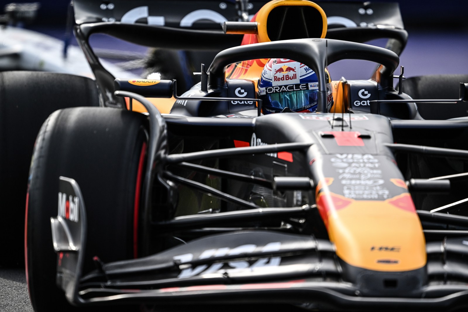 Red Bull cita “tempo e limite de custos” e planeja mudar foco para 2026 após Inglaterra