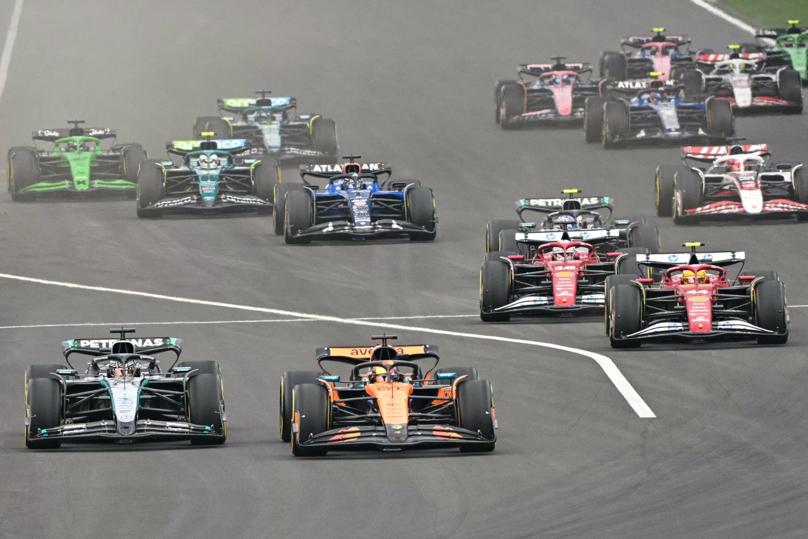 La FIA publica directrices para las luchas de F1 y endurece criterios para adelantamientos