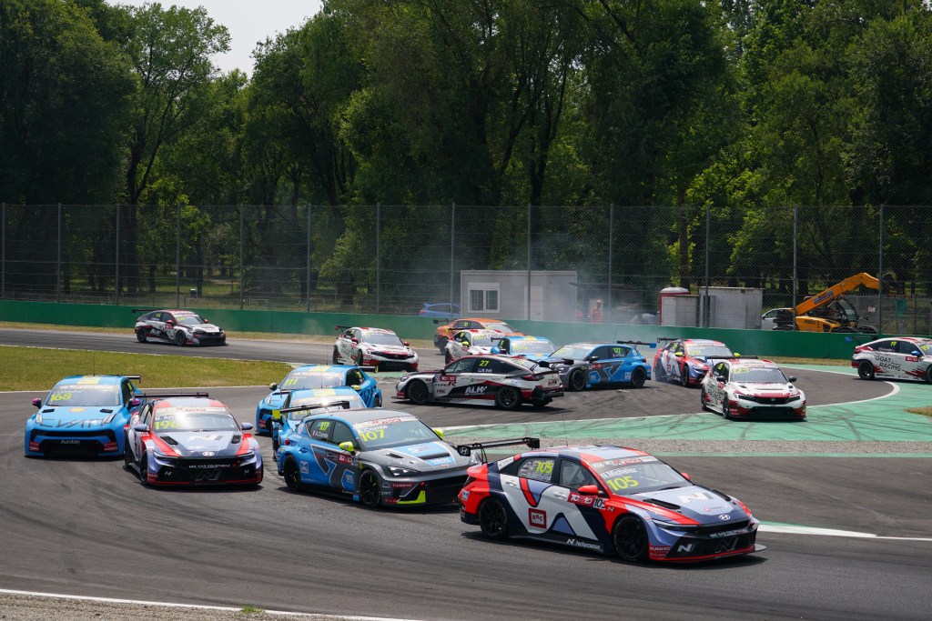 Girolami logra podio en fecha del TCR World Tour en Monza; Michelisz y Comte vencen