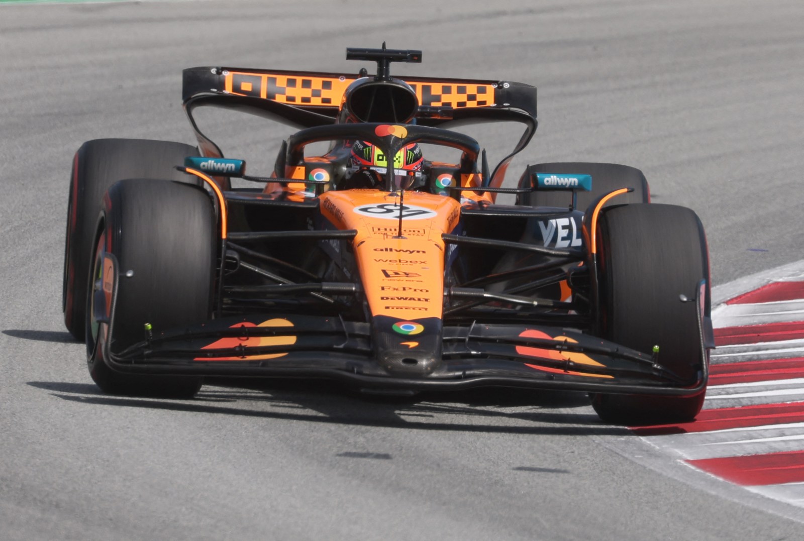 Piastri comanda 1-2 soberano da McLaren e vence tático GP da Espanha. Bortoleto é 12º