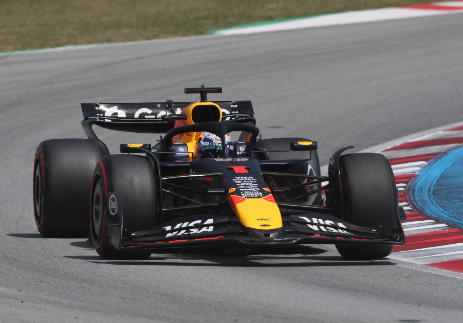 Verstappen ironiza críticas de Russell e rebate: “Vou trazer uns lenços da próxima vez”