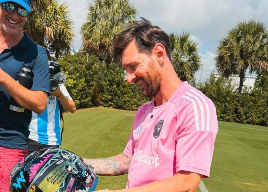 Colapinto regala su casco a Messi con una dedicatoria: «Gracias por tantas alegrías»