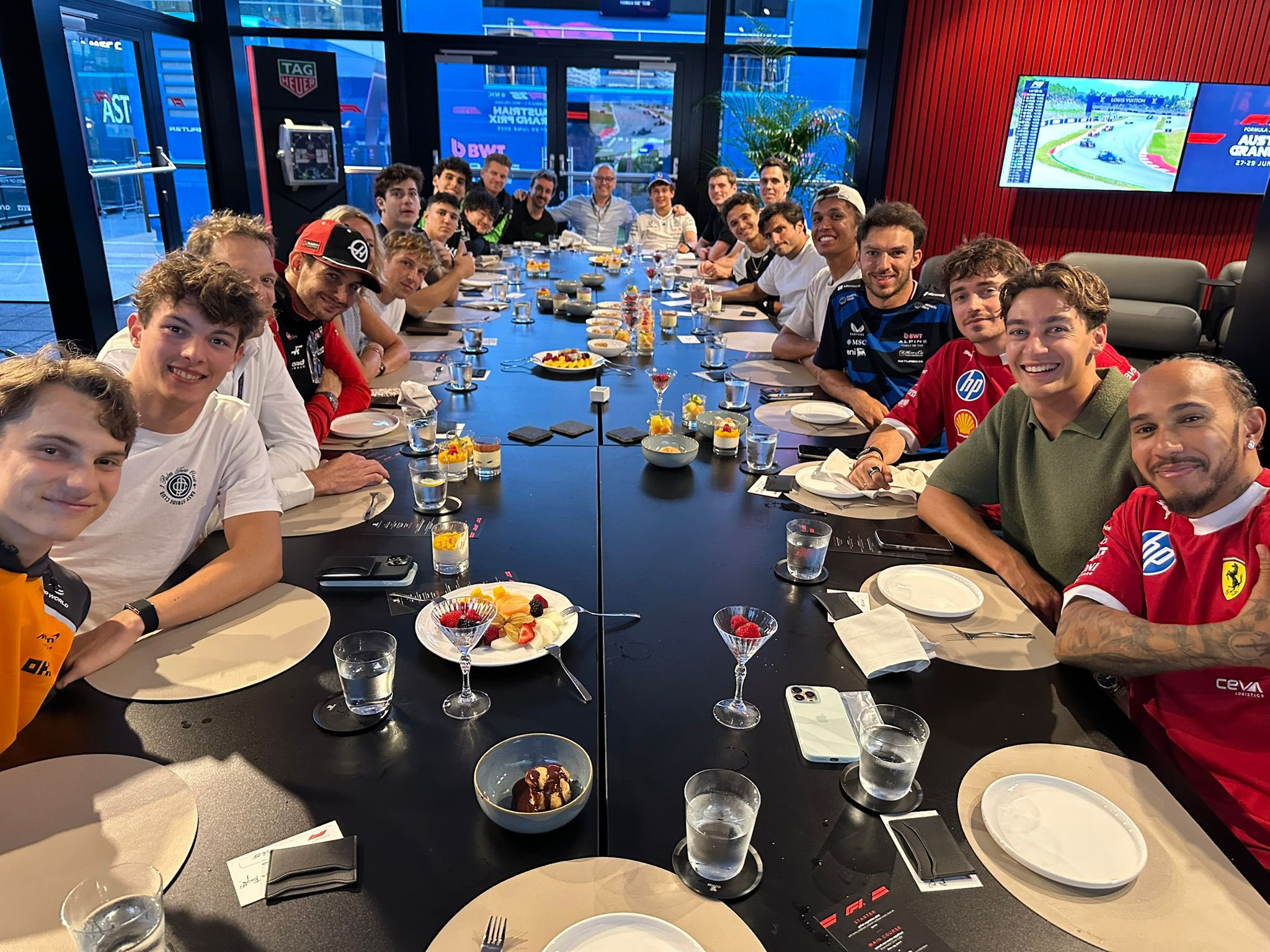 Chefão da Fórmula 1 organiza jantar com pilotos e presidente da GPDA na Áustria