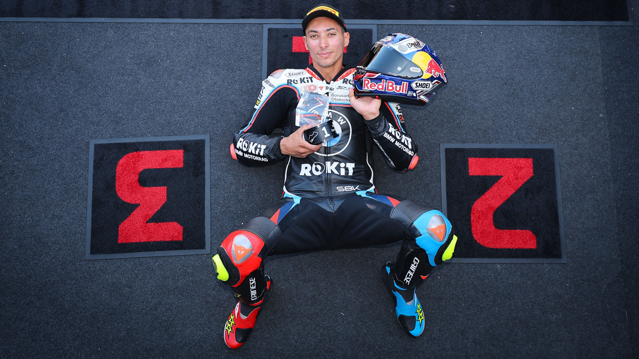 Razgatlioglu aproveita queda de Alex Lowes e vence corrida 1 do WSBK em Donington Park
