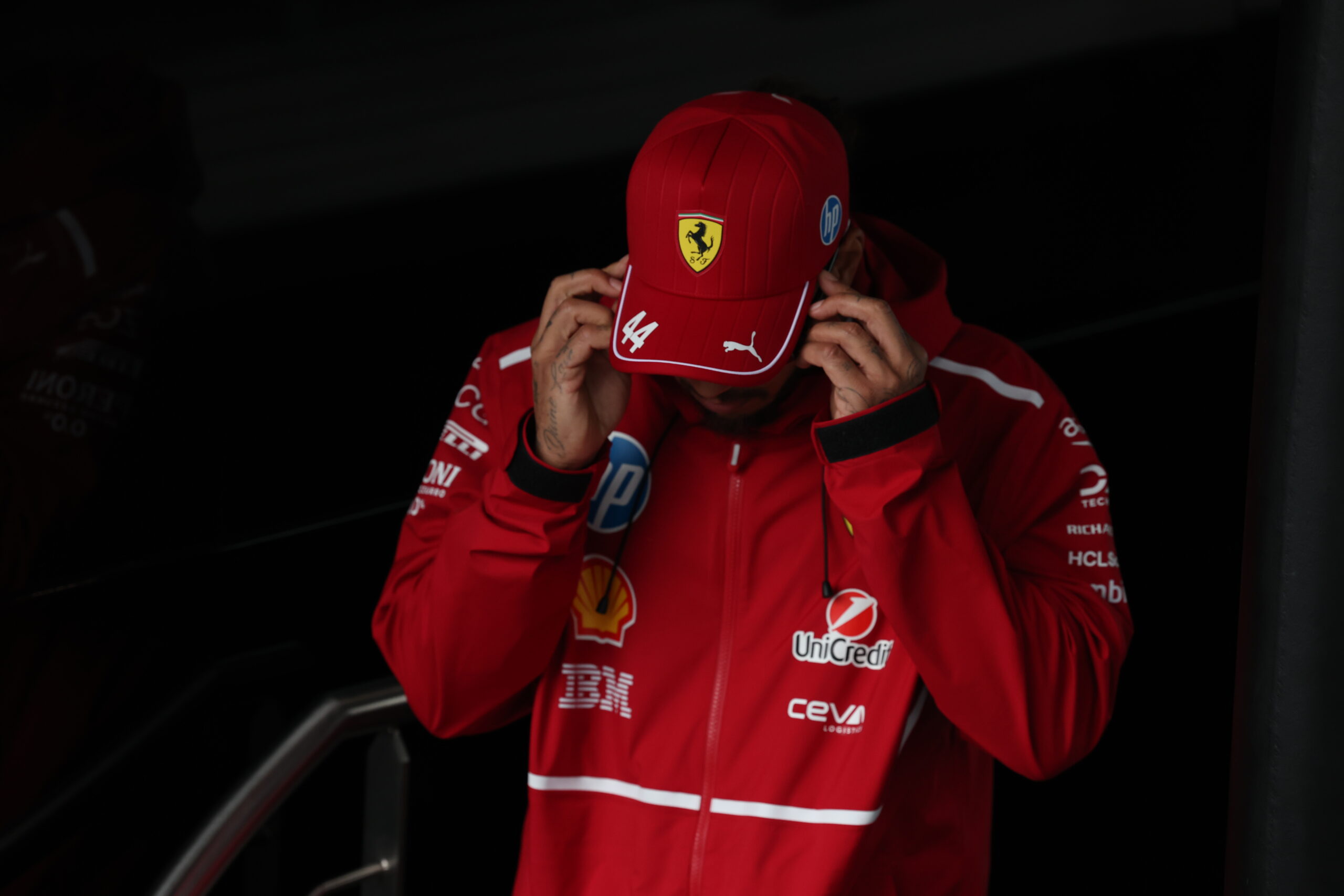 Hamilton se vê “completamente inútil” e dá sugestão chocante à Ferrari: “Trocar de piloto”