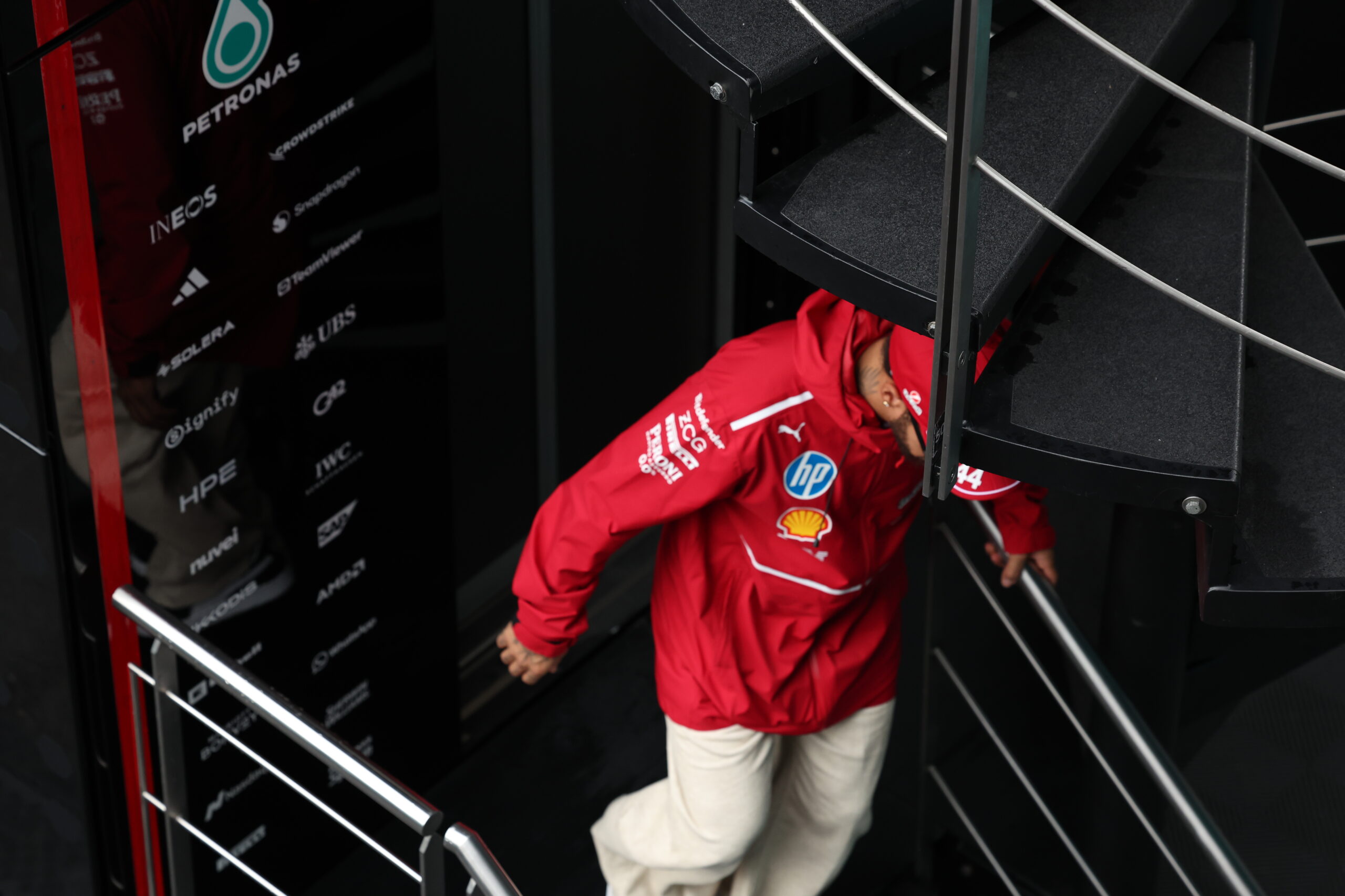 Hamilton explica ida à Mercedes antes de largada na Bélgica: “Fui dizer oi a todos”