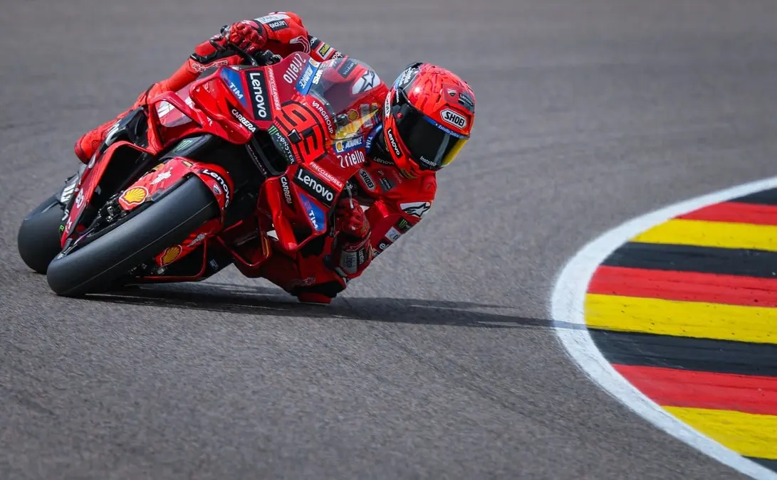 Márquez arrasa a sus rivales y triunfa en Sachsenring; Bagnaia remonta y sube al podio