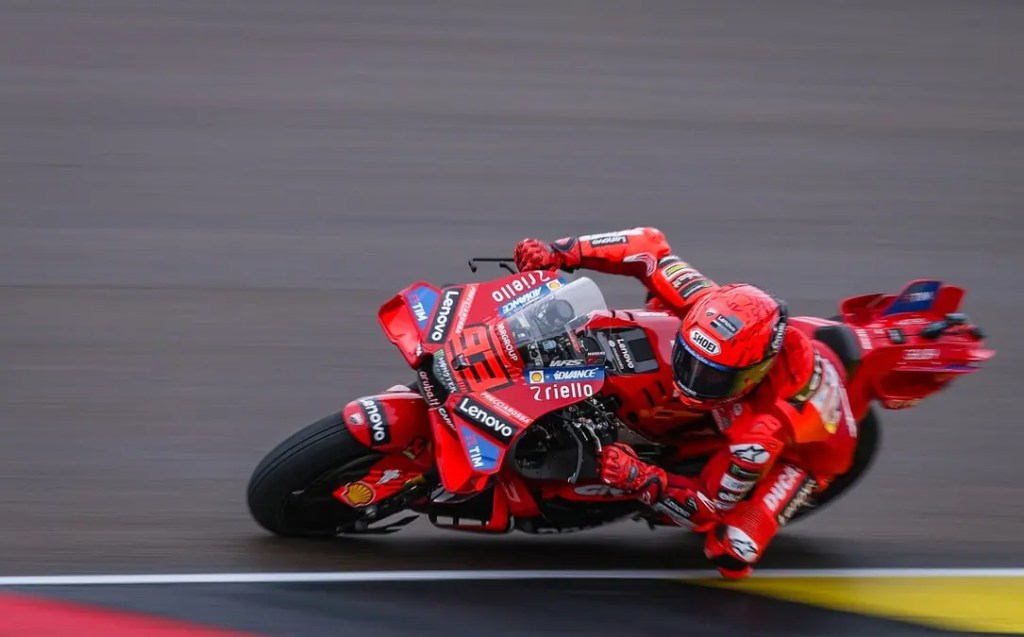 Marc Márquez remonta y bate a Bezzecchi para ganar la carrera sprint del GP de Alemania