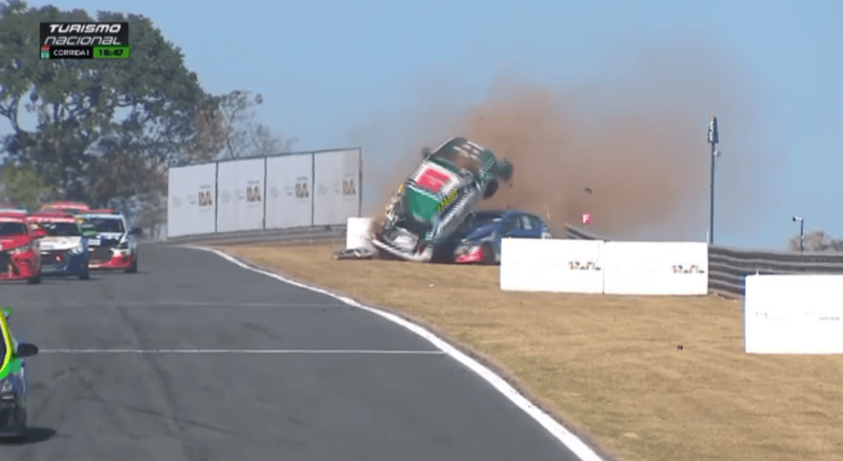 Jorand capota em acidente assustador com Manzini na etapa do Velocitta do Turismo Nacional