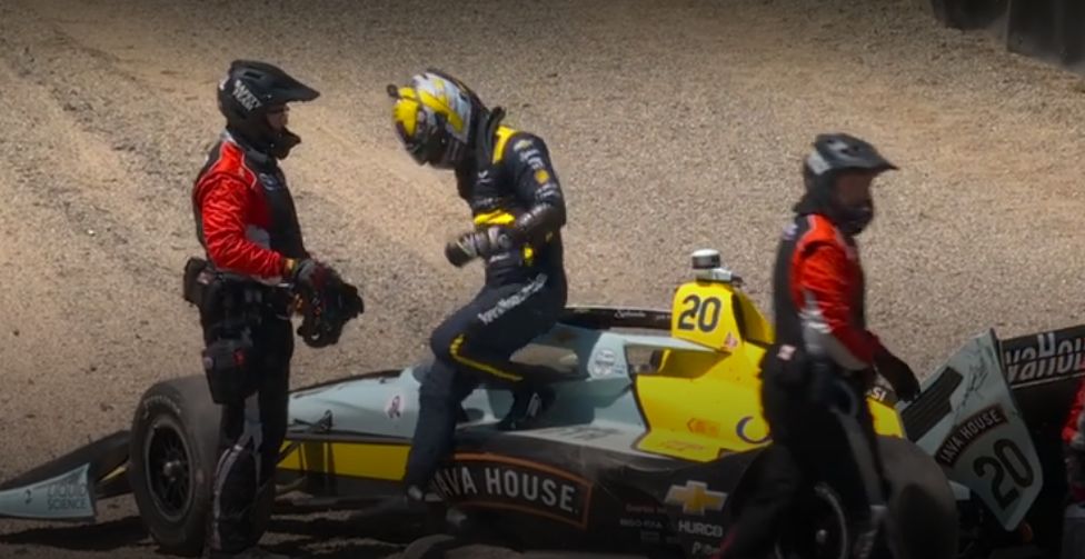 Rossi acerta barreira de pneus na curva 6 e interrompe TL1 em Laguna Seca