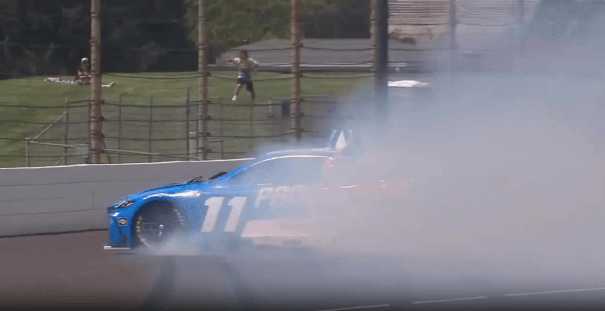 Hamlin perde controle e bate forte na curva 2 durante classificação da Nascar em Indianápolis