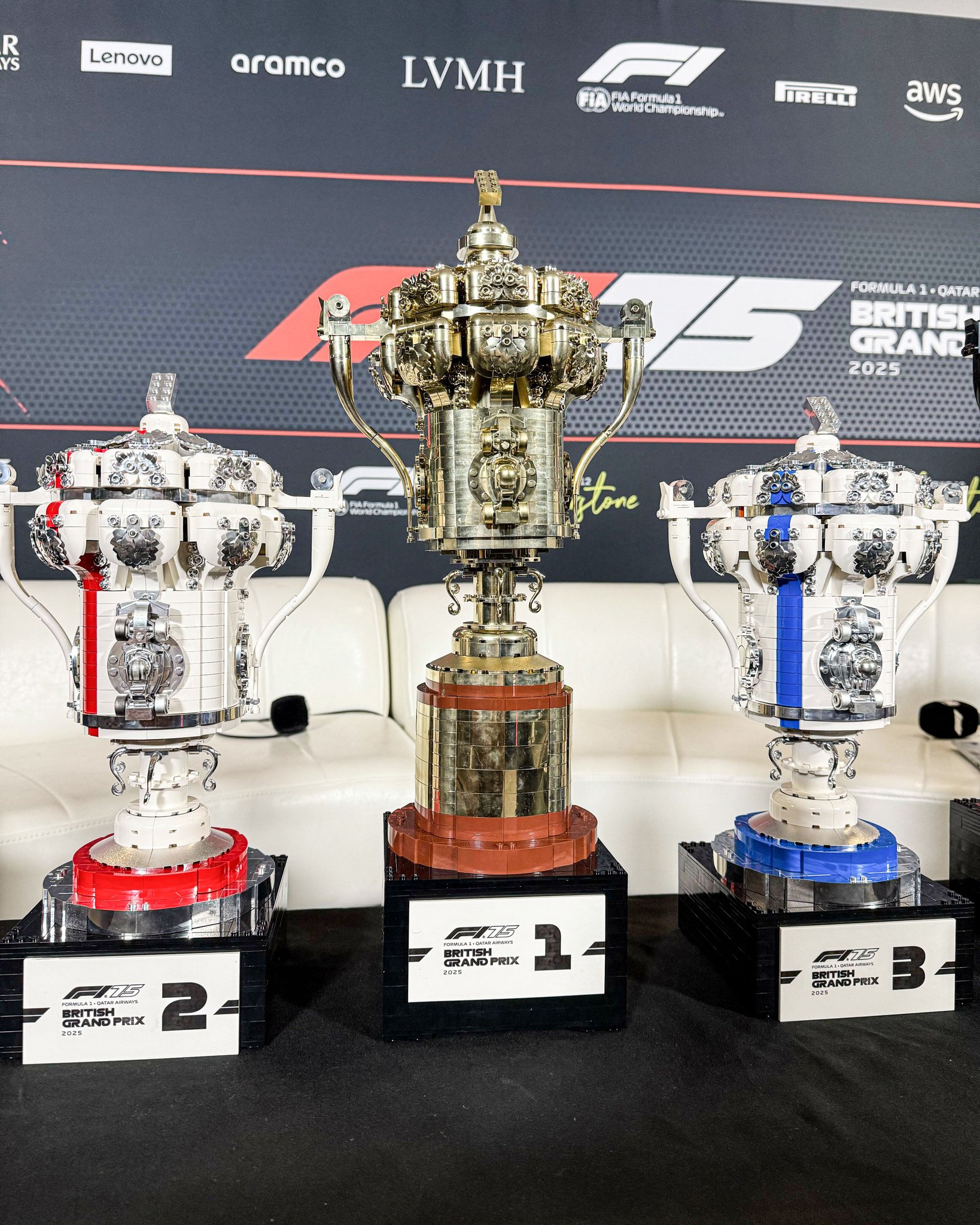 Fórmula 1 celebra aniversário de 75 anos com troféus de LEGO para pódio da Inglaterra