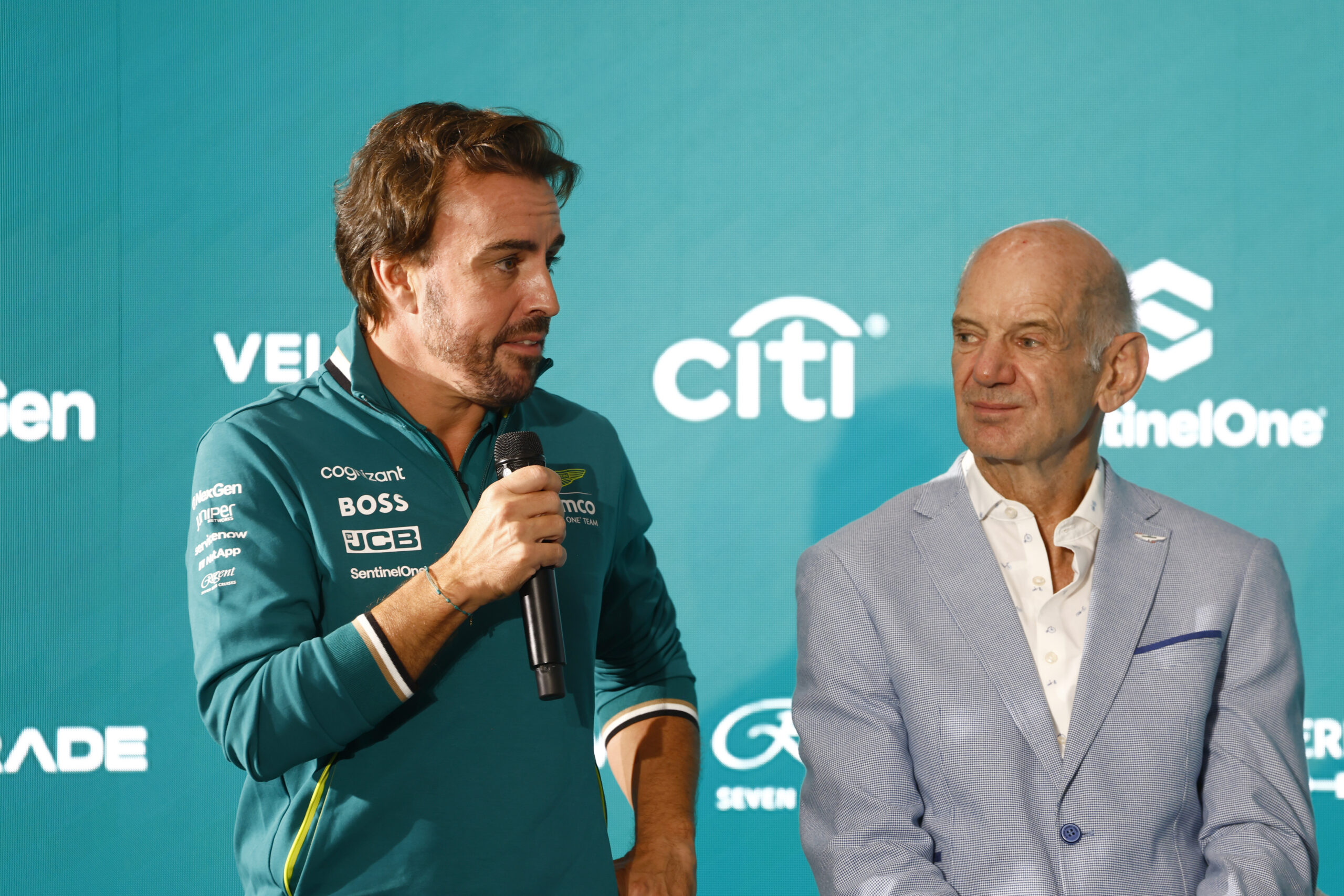 Alonso admite preocupação com acúmulo de funções de Newey na Aston Martin