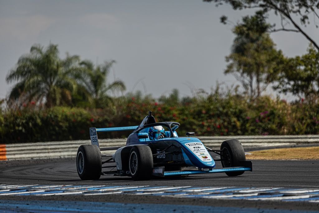 Fiorentino supera Dall’agnol e vence acidentada corrida 1 da F4 Brasil no Velocitta
