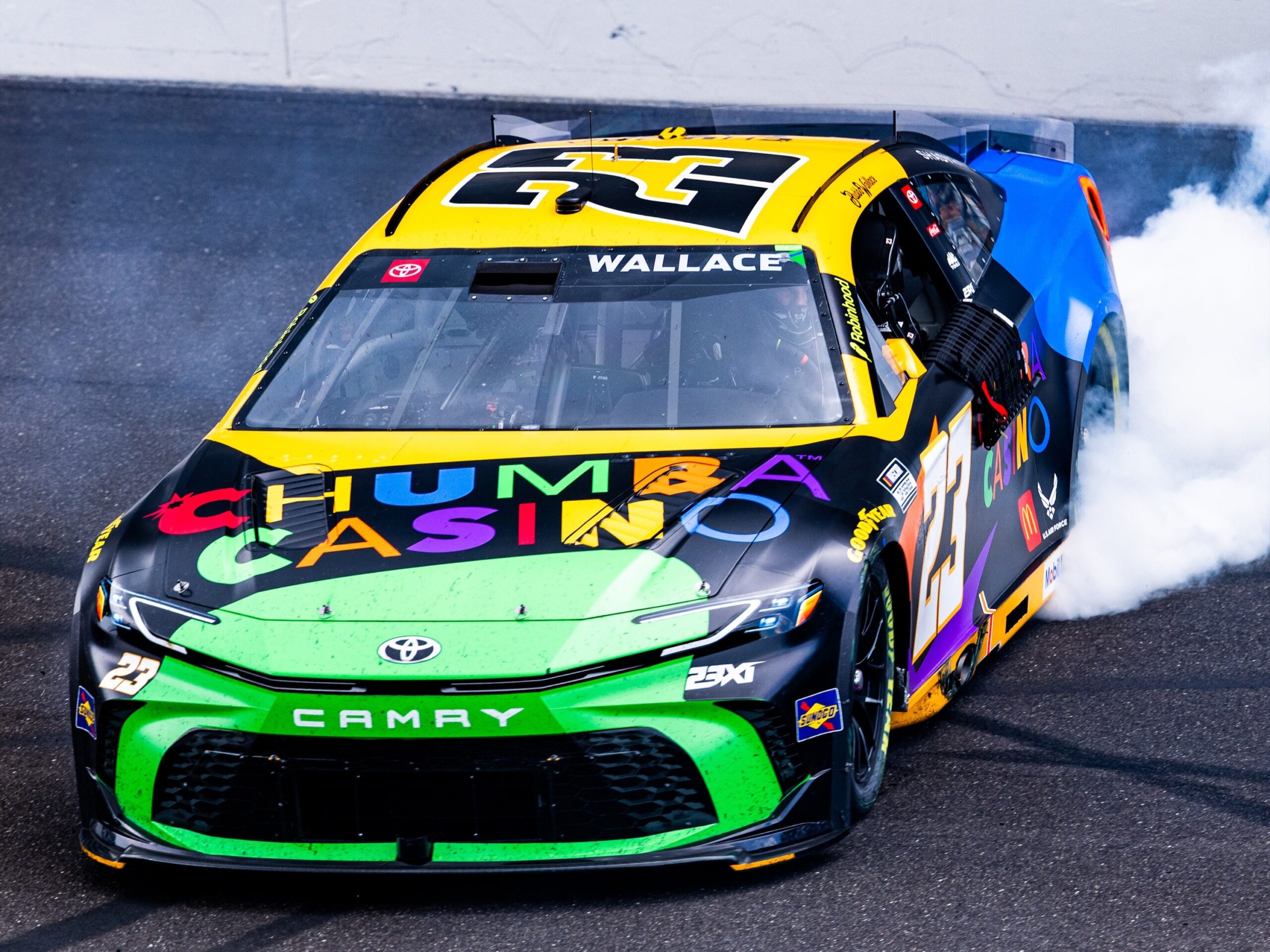 Wallace supera a Larson en Indianápolis para ganar después de 100 carreras en NASCAR