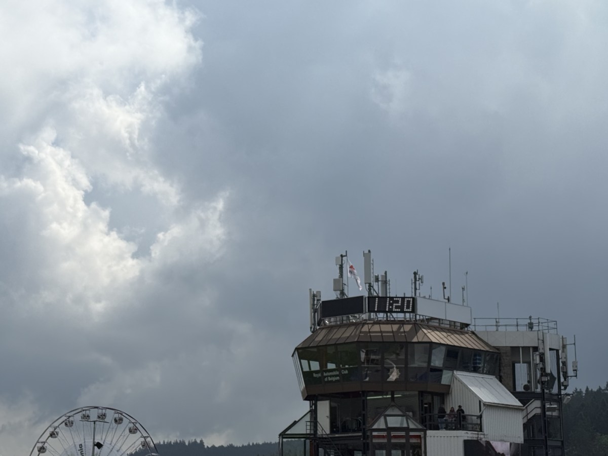 Fórmula 1 realiza classificação sprint em sexta-feira de sol entre nuvens na Bélgica