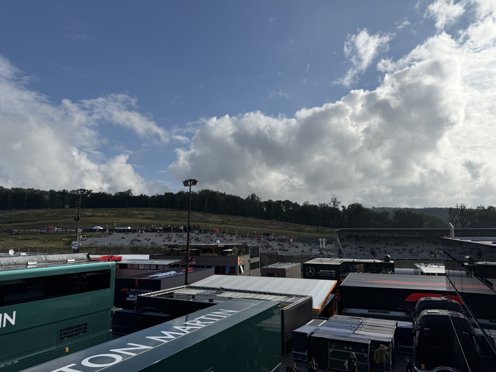 F1 realiza sprint e classificação em sábado de céu parcialmente nublado na Bélgica