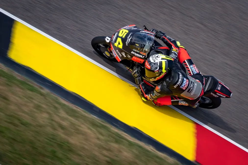 Muñoz supera a Rueda en el final y triunfa en el GP de Alemania de Moto3; Perrone, 12°