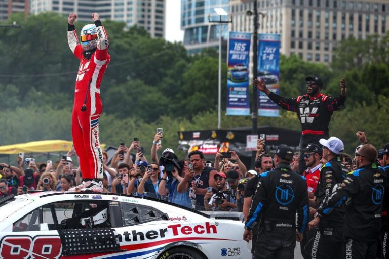 Shane van Gisbergen celebra vitória em Chicago (Foto: Nascar)