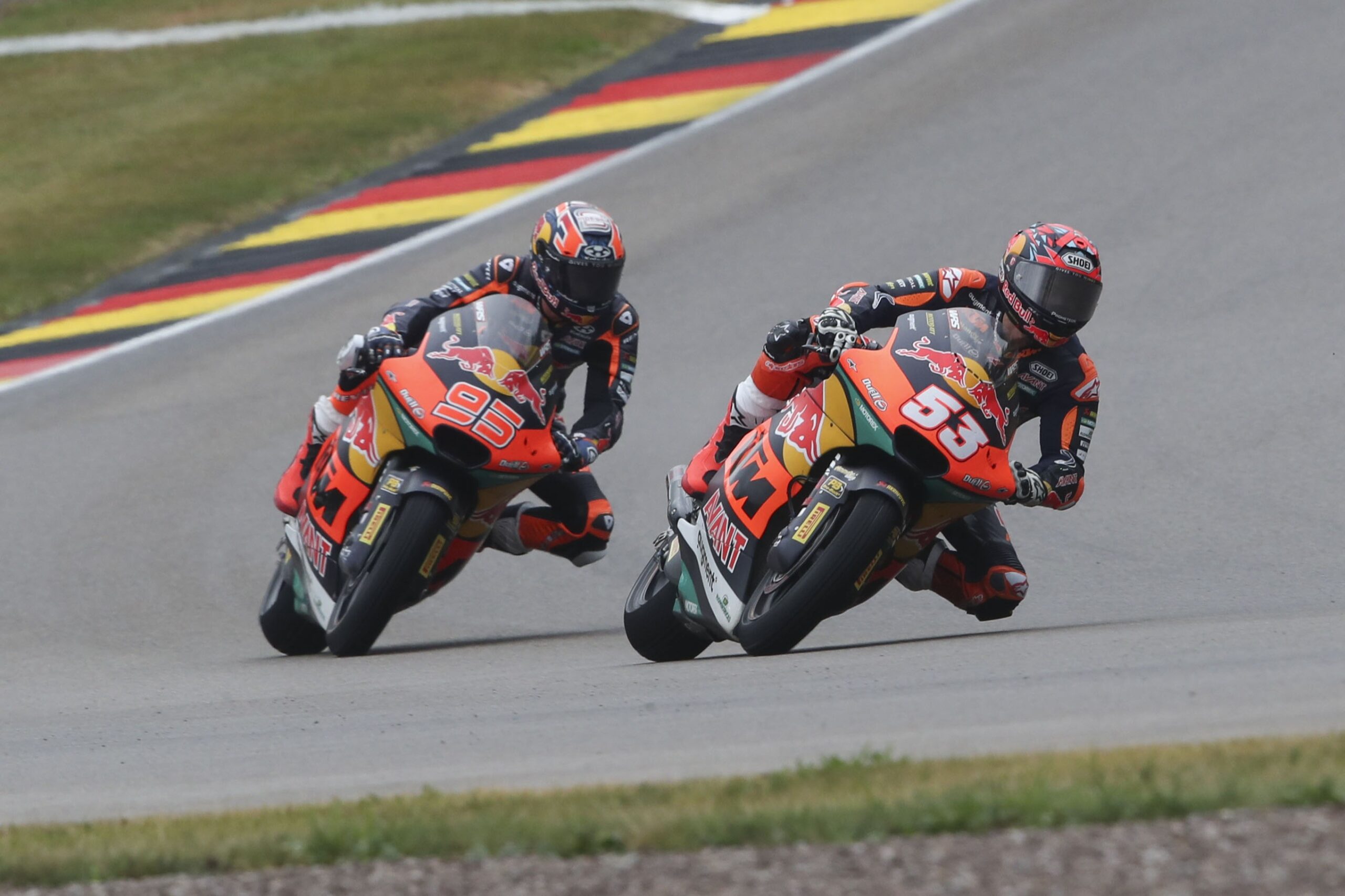 Öncü vence GP da Alemanha de Moto2. Moreira escala grid, mas cai e abandona
