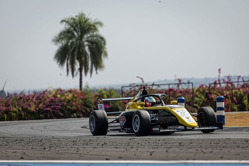 Lins segura pressão de Rocha e Dall’agnol e vence corrida 2 da F4 Brasil no Velocitta
